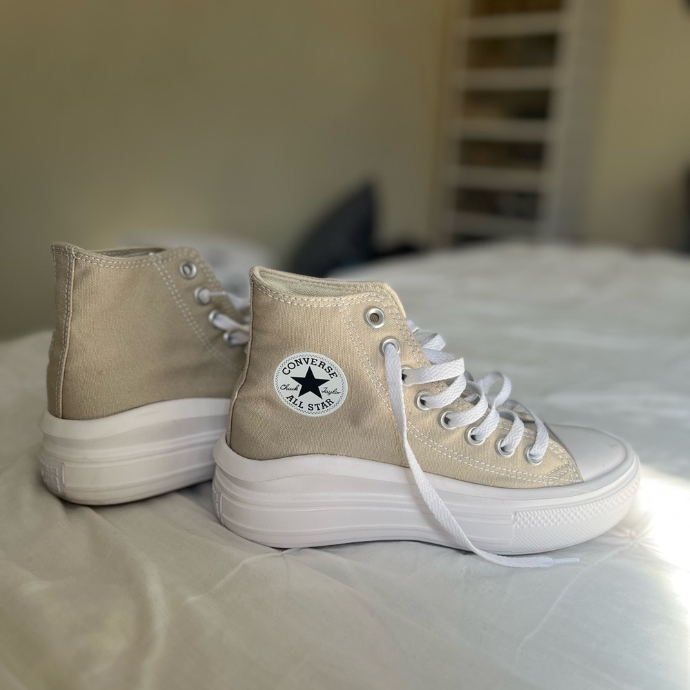 Womens chuck converse all star, size 5 , color beige, wore them 2 times